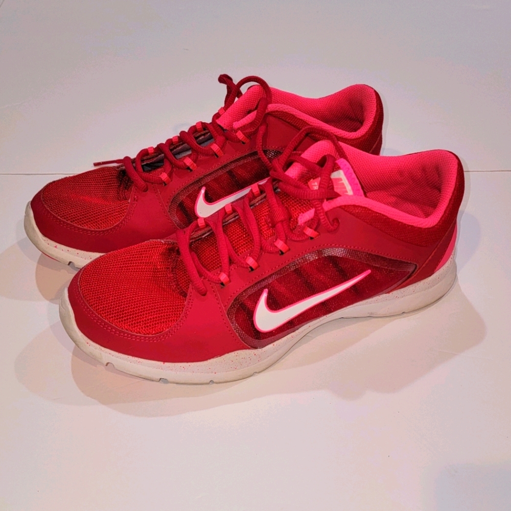 Nike hot pink tennis shoes